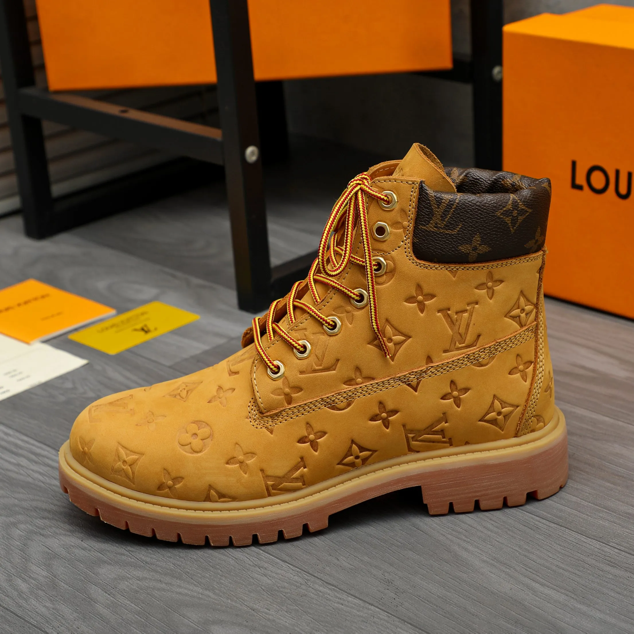 Men's shoes 💰p480 Product trademark: LV "Louis Vuitton" business lace-up high-top men's shoes Regular size: 38-44 Product materials: Selected matte cowhide embossed upper Leather lining Original rubber outsole
